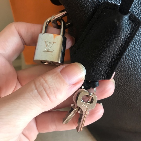 ❤️SOLD❤️ Louis Vuitton Lockit MM Parnassea Leather Bag - Picture 8 of 16